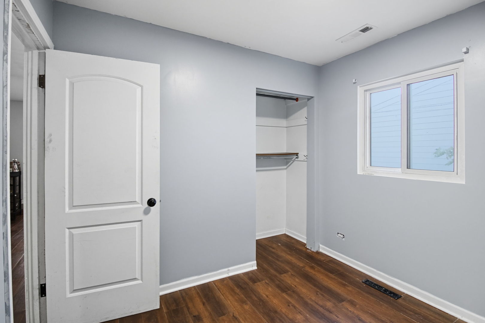 6611 West 83rd Street Burbank, IL 60459 - Photo 15 of 29 a room with a bed and wooden floor