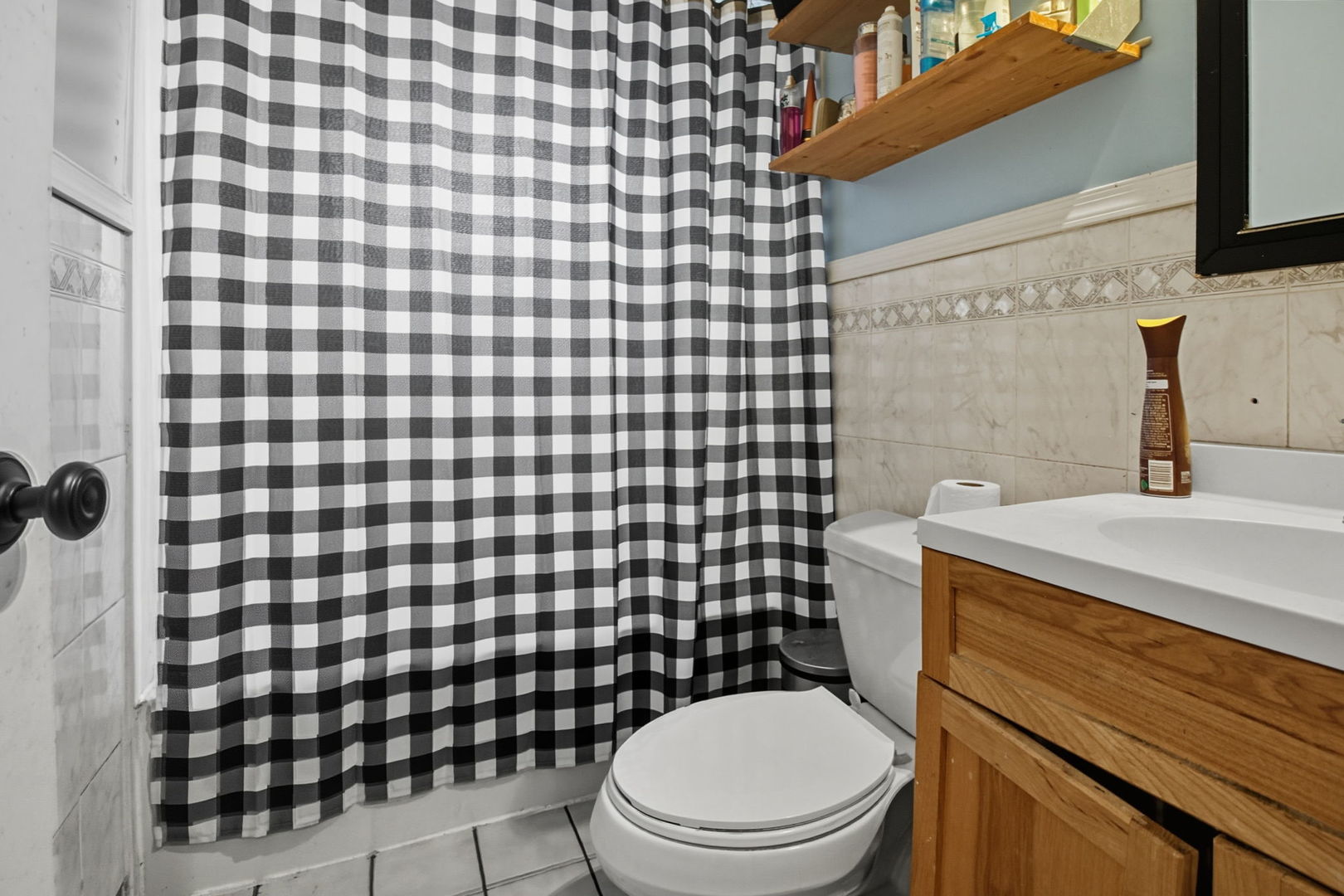 6611 West 83rd Street Burbank, IL 60459 - Photo 16 of 29 a bathroom with a sink a toilet and shower