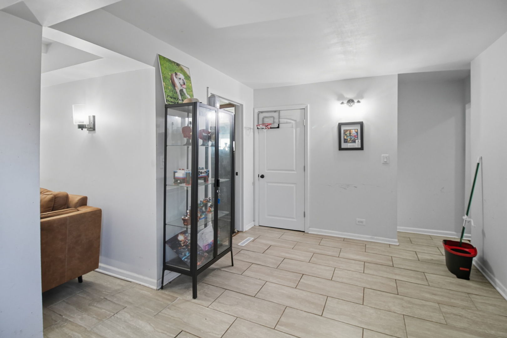 6611 West 83rd Street Burbank, IL 60459 - Photo 25 of 29 a view of a livingroom with the furniture