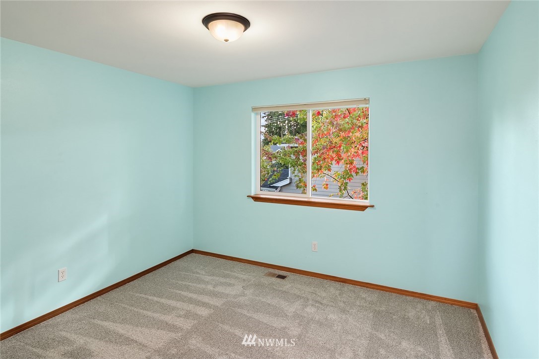 210 Hubbard Road, Unit 2 Lynnwood, WA 98036 - Photo 19 of 25 an empty room with window