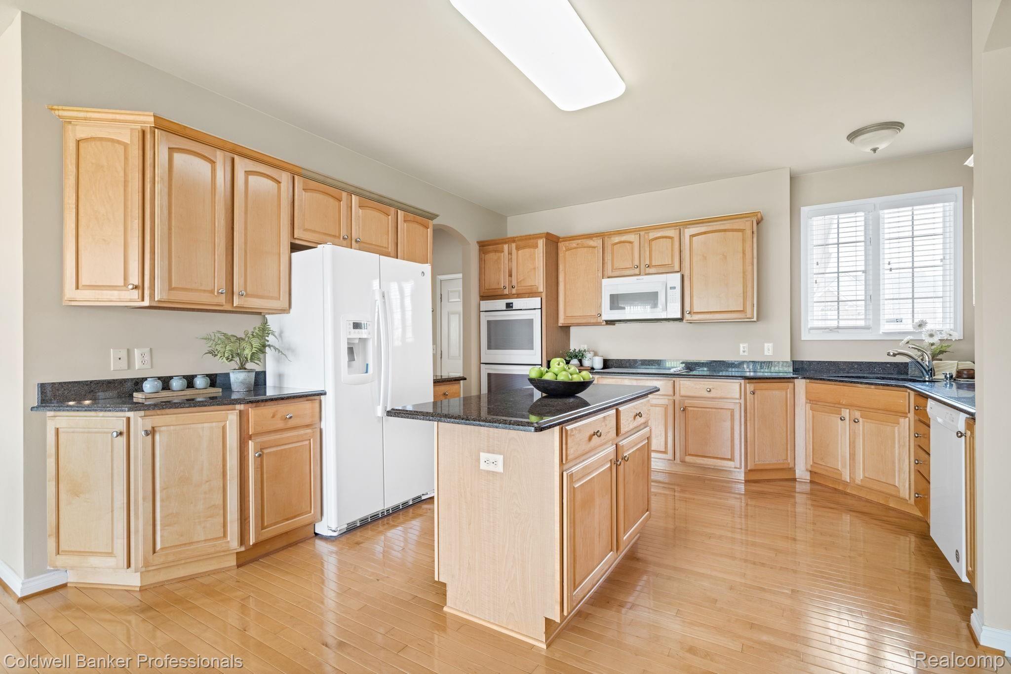 1307 Tulberry Circle Rochester, MI 48306 - Photo 6 of 40 Bright gourmet kitchen