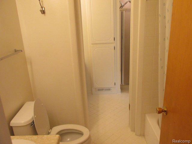 835 Oak Brook Ridge Drive Rochester Hills, MI 48307 - Photo 11 of 14