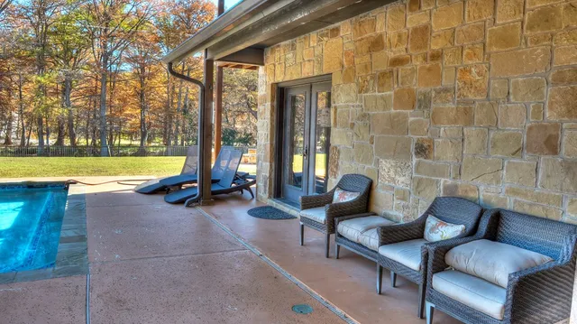 a view of yard with trees