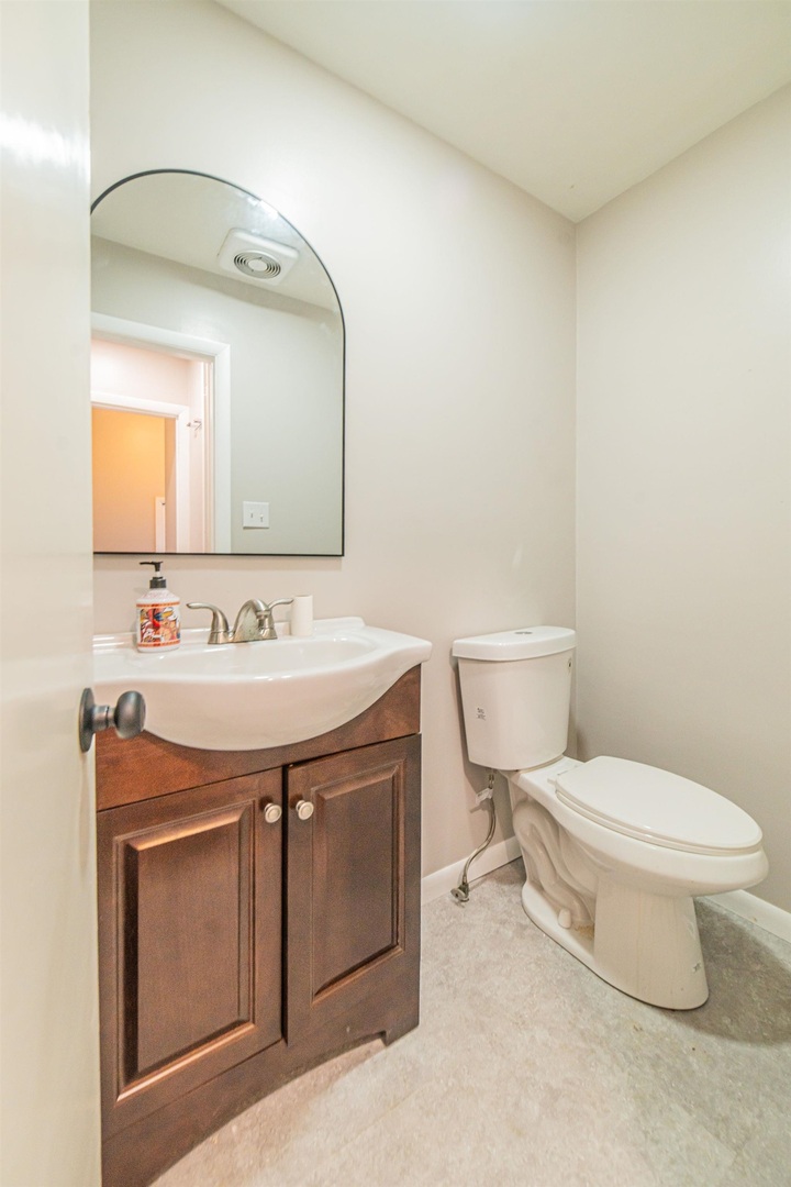 213 Dorris Drive Metropolis, IL 62960 - Photo 27 of 33 a bathroom with a sink toilet and mirror