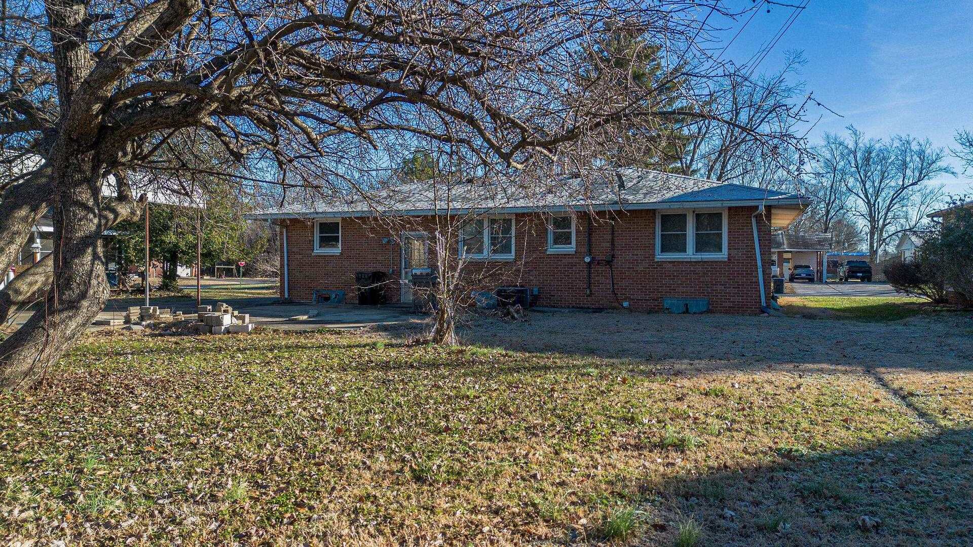 213 Dorris Drive Metropolis, IL 62960 - Photo 5 of 33 a view of a house with a yard