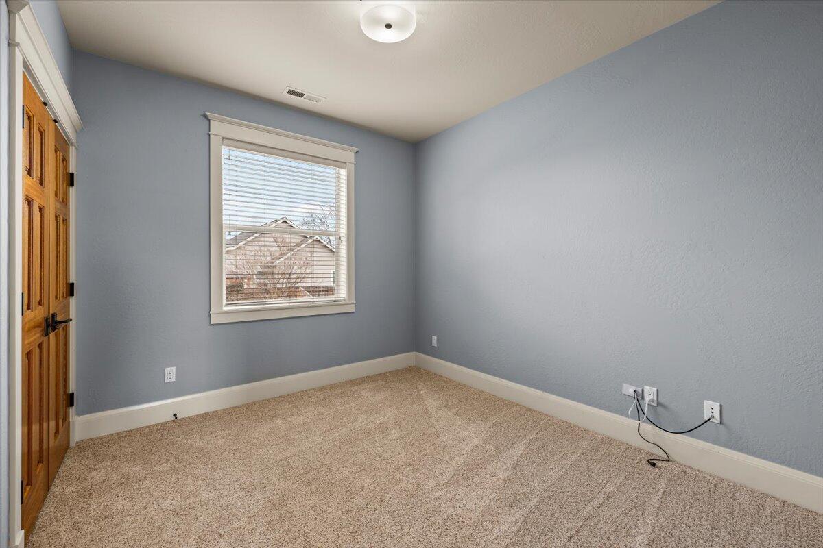637 Oak Wood Eagle Point, OR 97524 - Photo 26 of 47