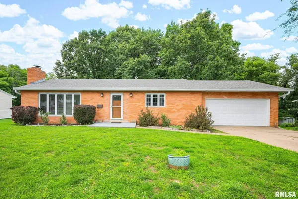 $209,900 | 1731 St Clair Drive, Pekin, IL 61554