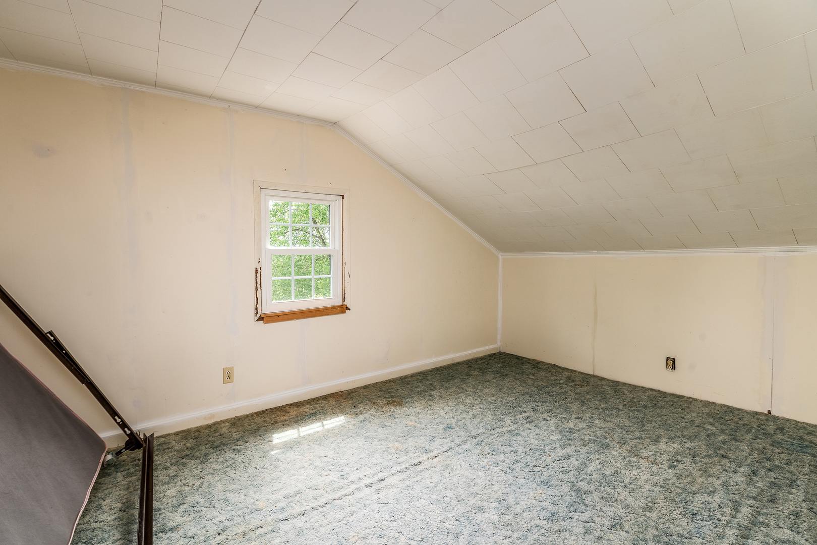 202 South Ervin Street Pittsburg, IL 62974 - Photo 20 of 42 a view of an empty room with a window