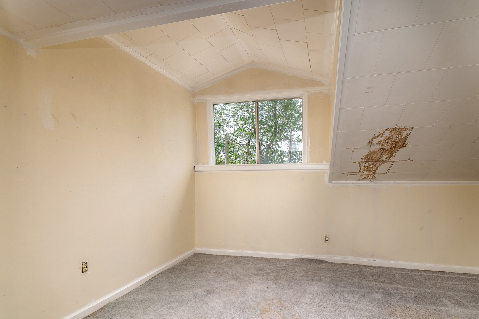 202 South Ervin Street Pittsburg, IL 62974 - Photo 25 of 42 an empty room with a window