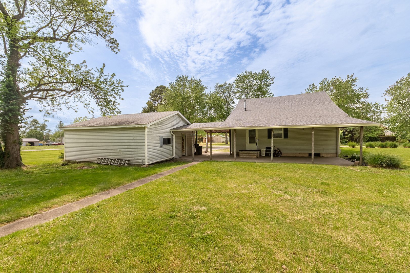 202 South Ervin Street Pittsburg, IL 62974 - Photo 30 of 42 a front view of a house with a garden