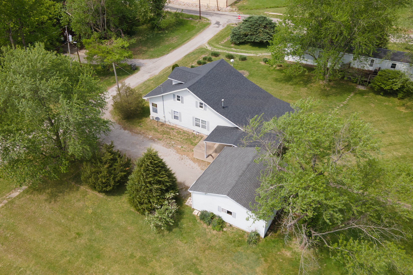 202 South Ervin Street Pittsburg, IL 62974 - Photo 40 of 42 an aerial view of a house with a yard