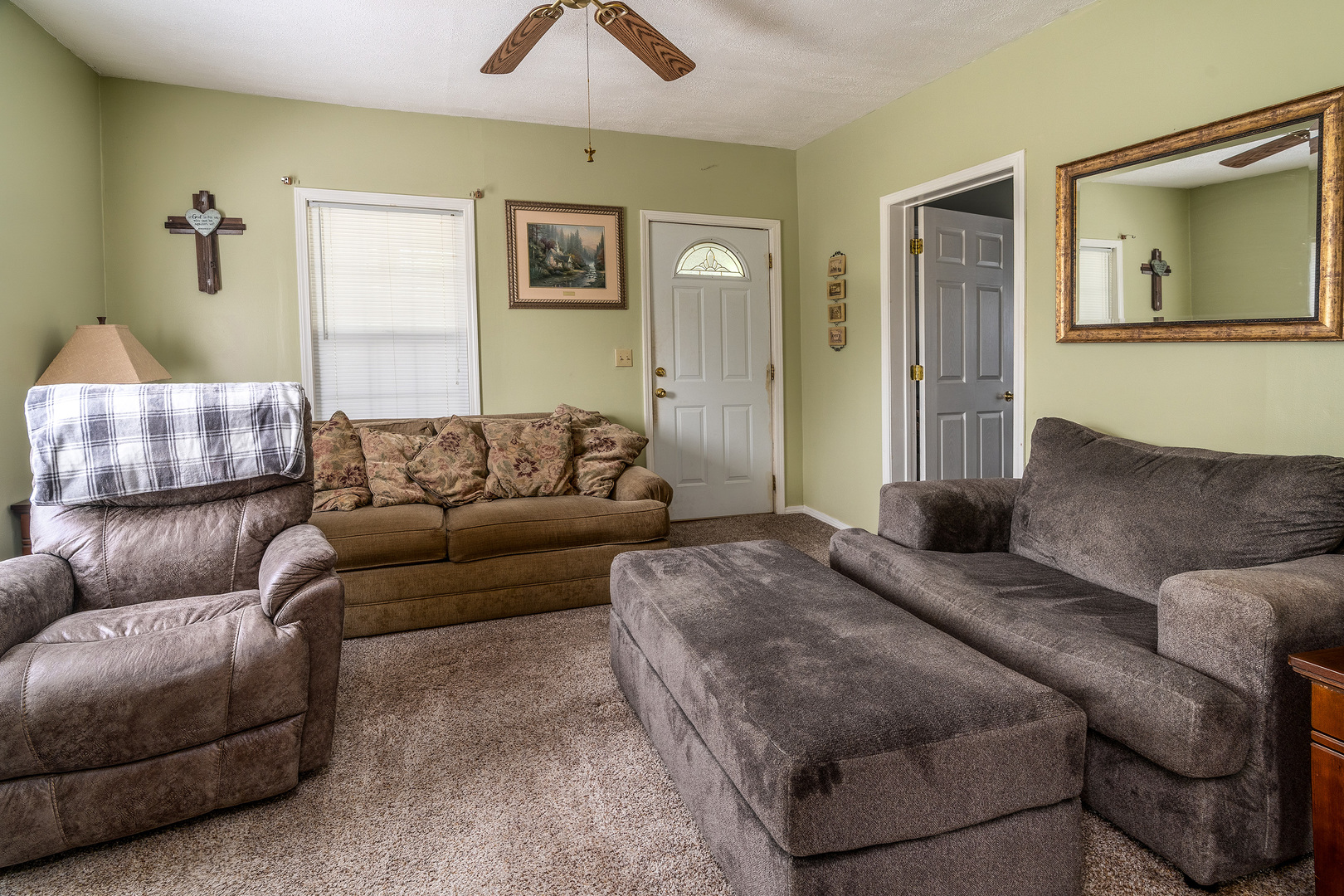 202 South Ervin Street Pittsburg, IL 62974 - Photo 4 of 42 a living room with furniture and a couch