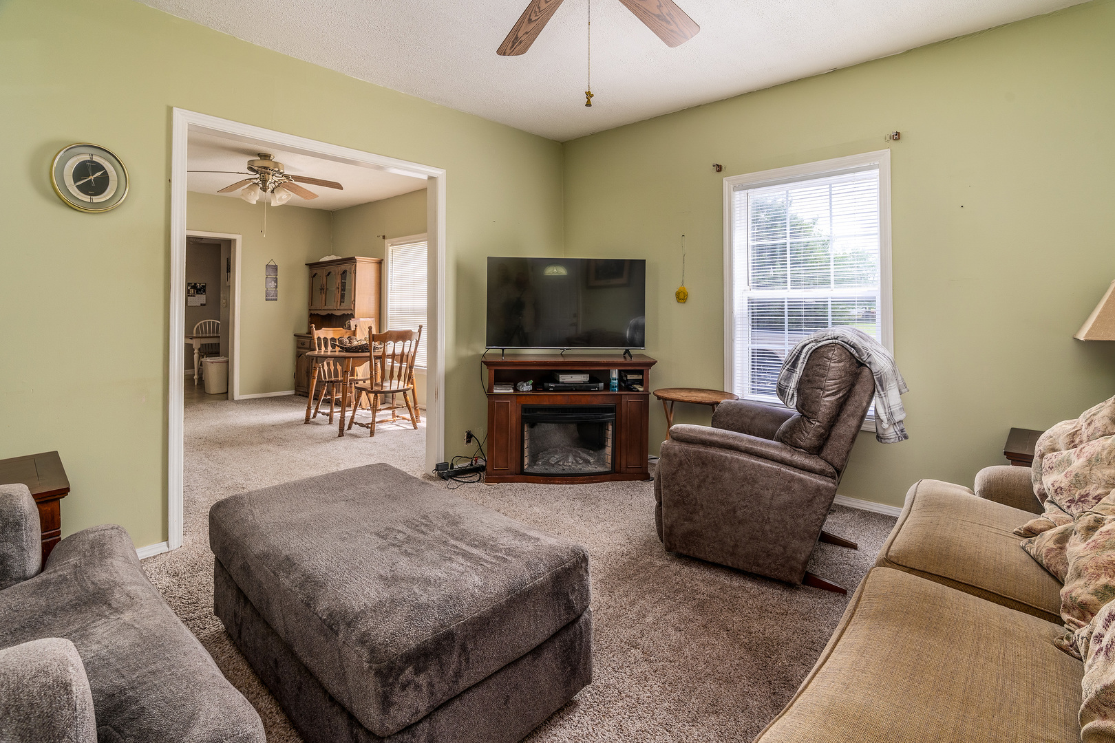 202 South Ervin Street Pittsburg, IL 62974 - Photo 5 of 42 a living room with furniture and a flat screen tv
