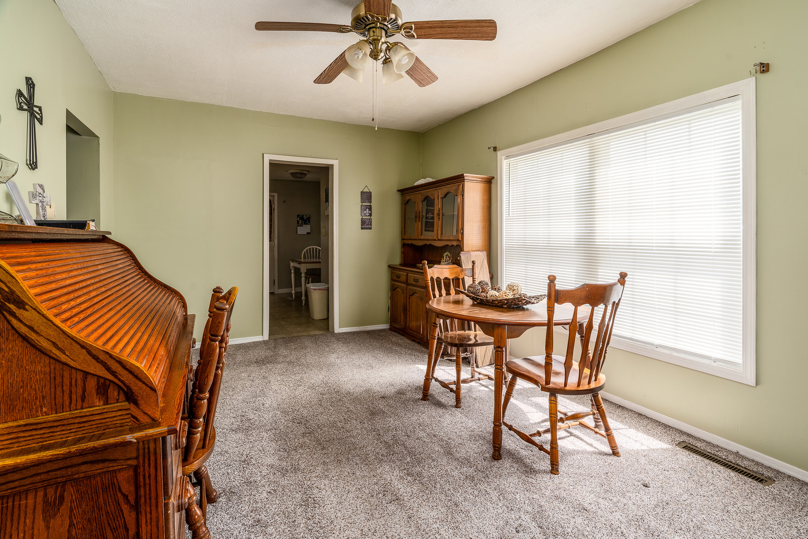 202 South Ervin Street Pittsburg, IL 62974 - Photo 8 of 42 a dining room with furniture and window