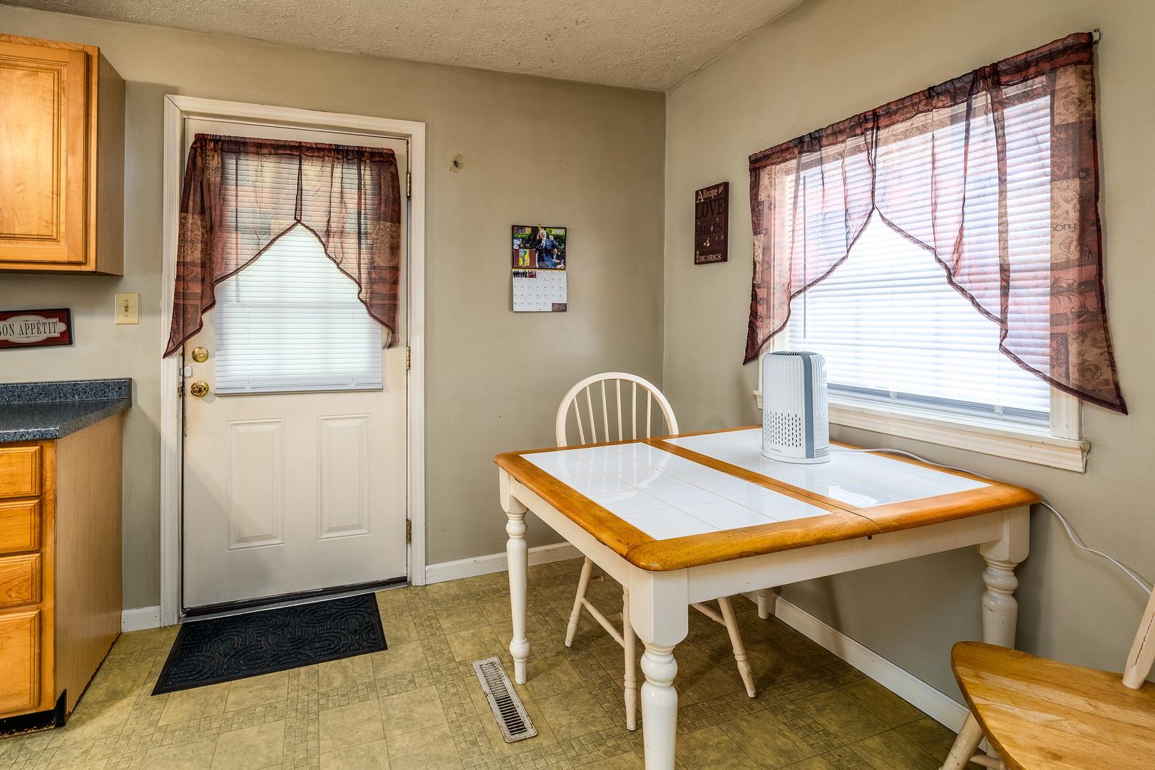 202 South Ervin Street Pittsburg, IL 62974 - Photo 9 of 42 a very nice looking room with a large window
