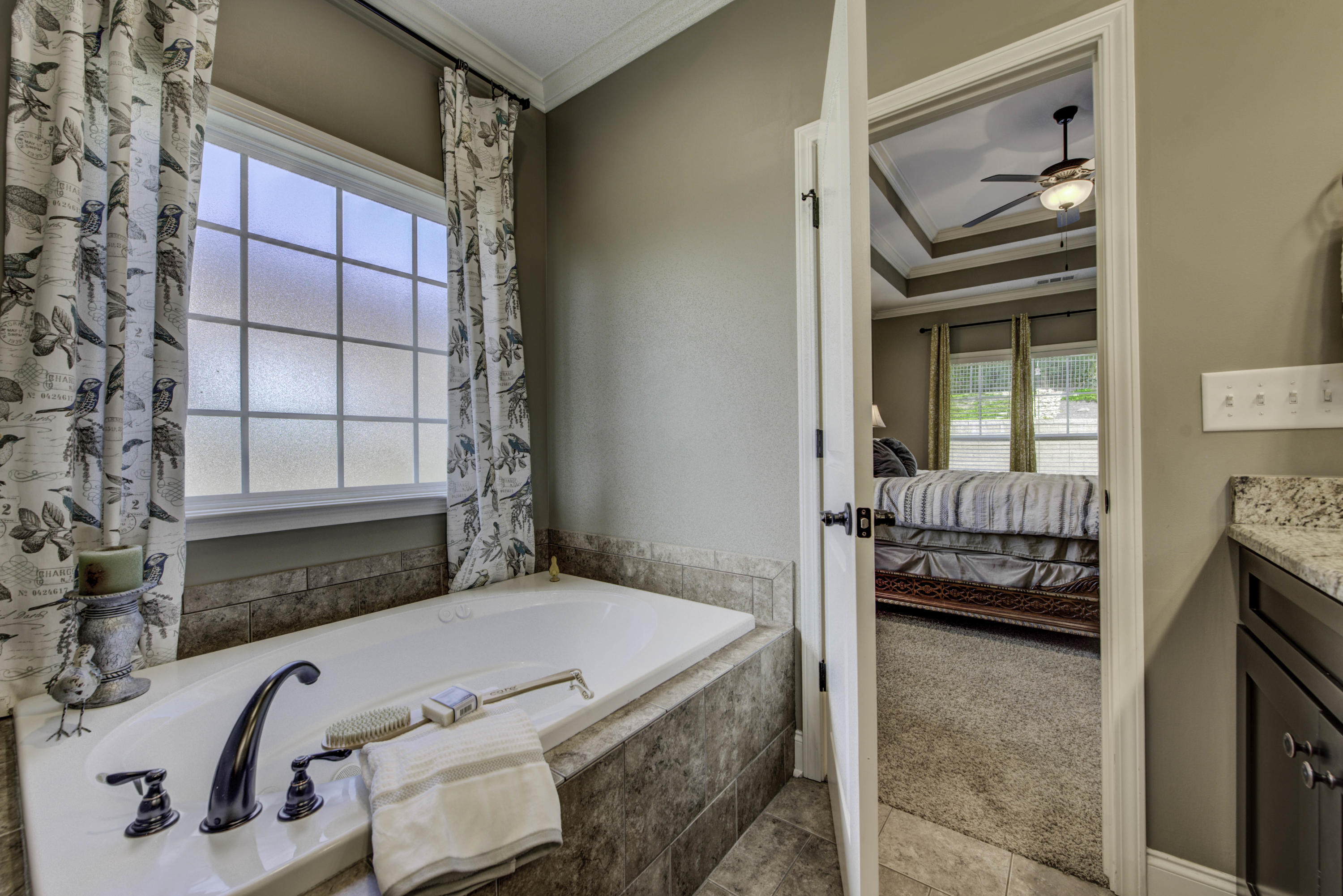 4324 Meredith Road Knoxville, TN 37921 - Photo 16 of 28 Large Tub