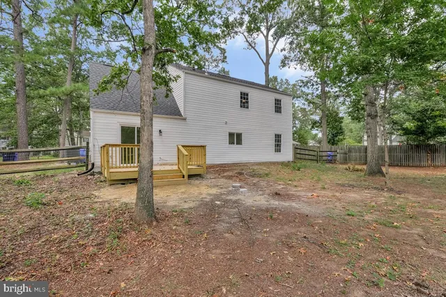 a view of a house with backyard and a tree