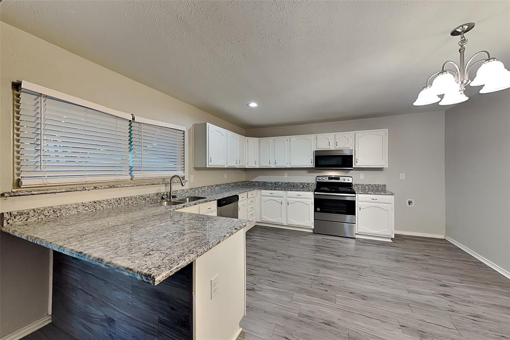 2611 Sprucewood Lane Euless, TX 76039 - Photo 4 of 18