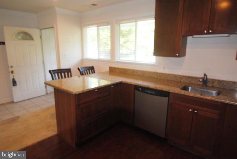 5818 Atteentee Road Springfield, VA 22150 - Photo 10 of 22 Sizzling gourmet kitchen.
