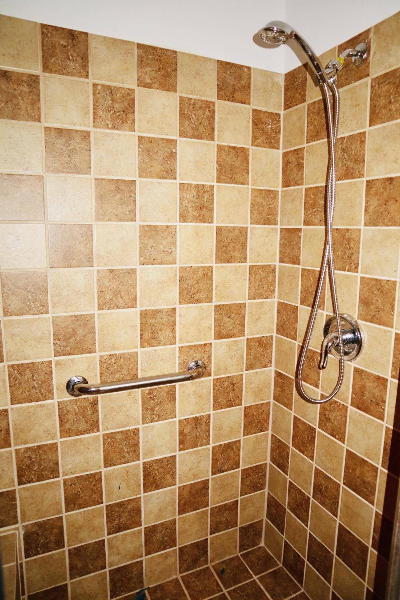 834 East Raccoon Valley Drive Heiskell, TN 37754 - Photo 10 of 20 a bathroom with a shower