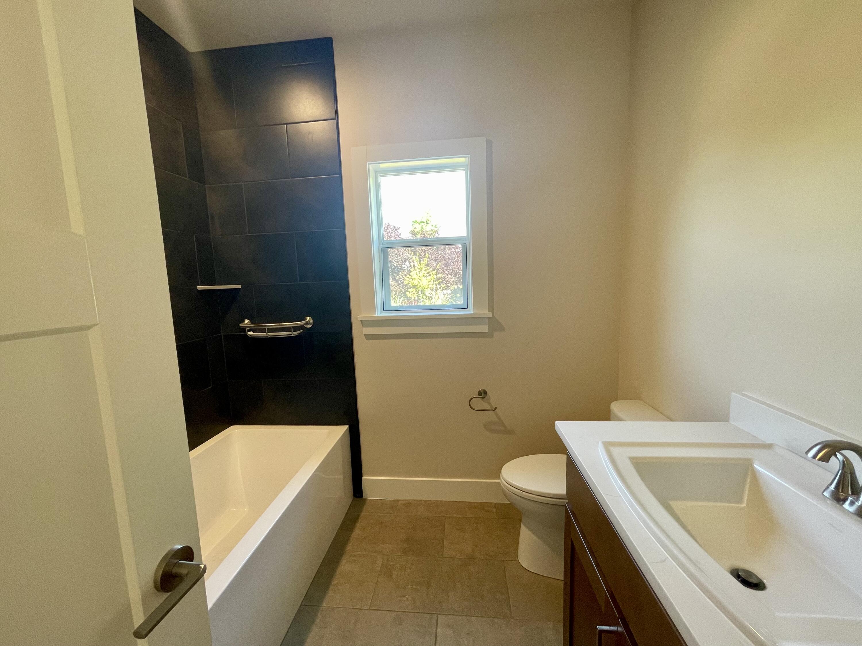 331 Randy Street Ashland, OR 97520 - Photo 10 of 15 Bathroom