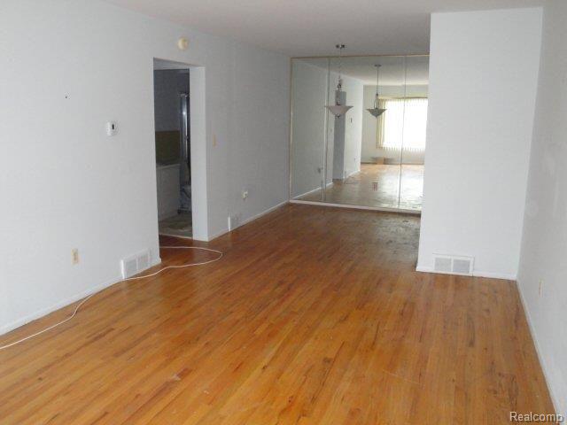 25825 Lahser Road, Unit 3 Southfield, MI 48033 - Photo 4 of 8 LIVING ROOM