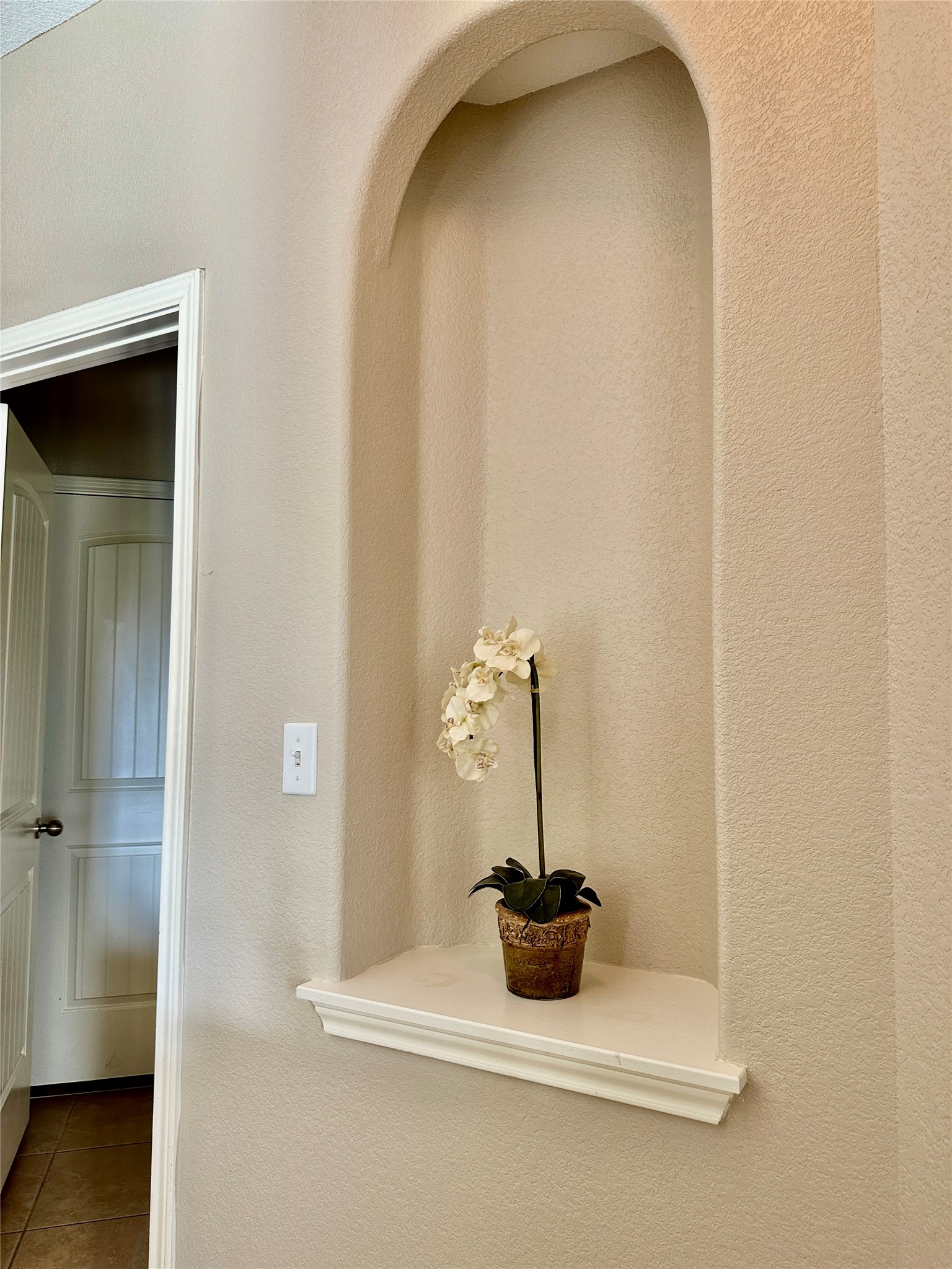 207 Dragon Ridge Road Buda, TX 78610 - Photo 21 of 38 Little nook in the hallway going towards the main bedroom