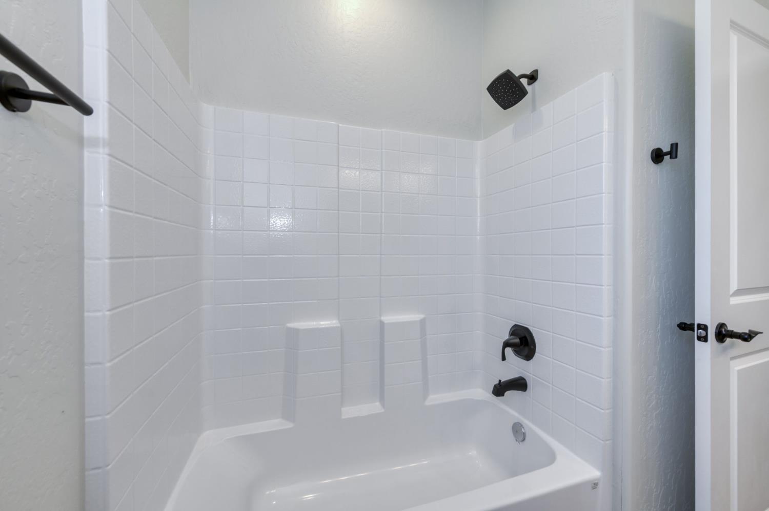 41940 Colt Court Coarsegold, CA 93614 - Photo 32 of 50 a bathroom with a bathtub