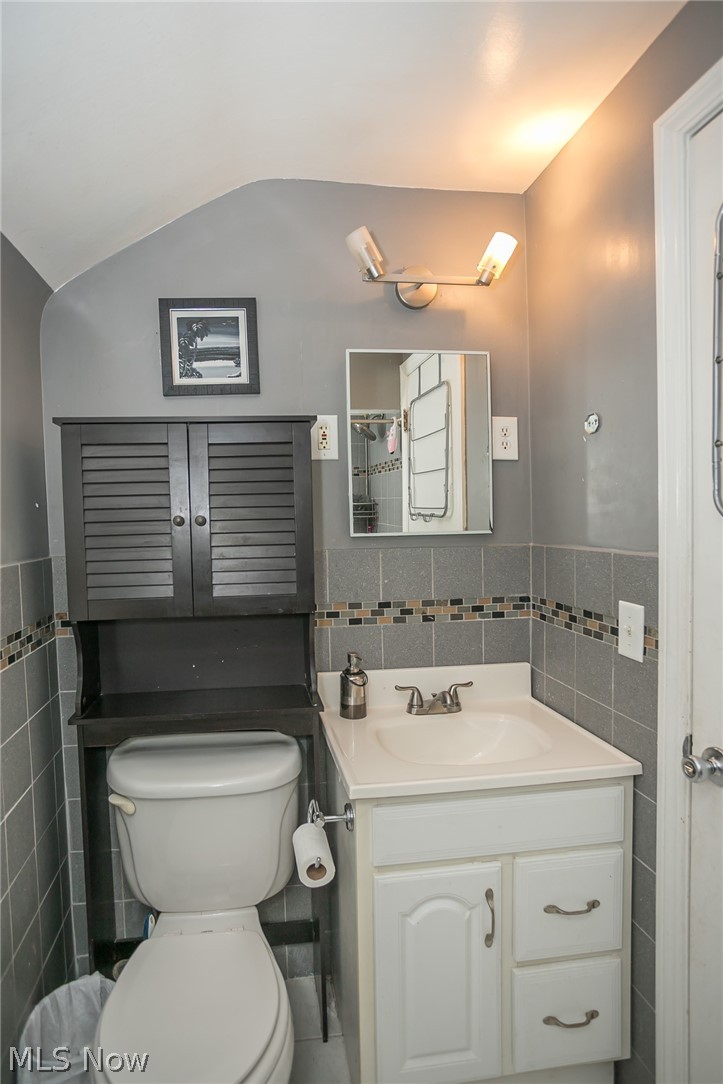 6487 Kerneywood Road Parma, OH 44129 - Photo 28 of 34 Main bath, 2nd level.
