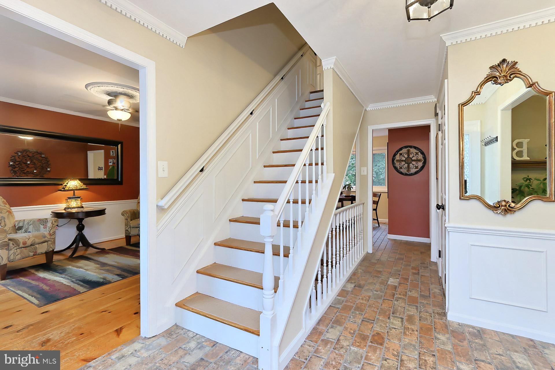 8108 Viola Street Springfield, VA 22152 - Photo 4 of 61 Quality ceramic tile floor & dentil crown molding
