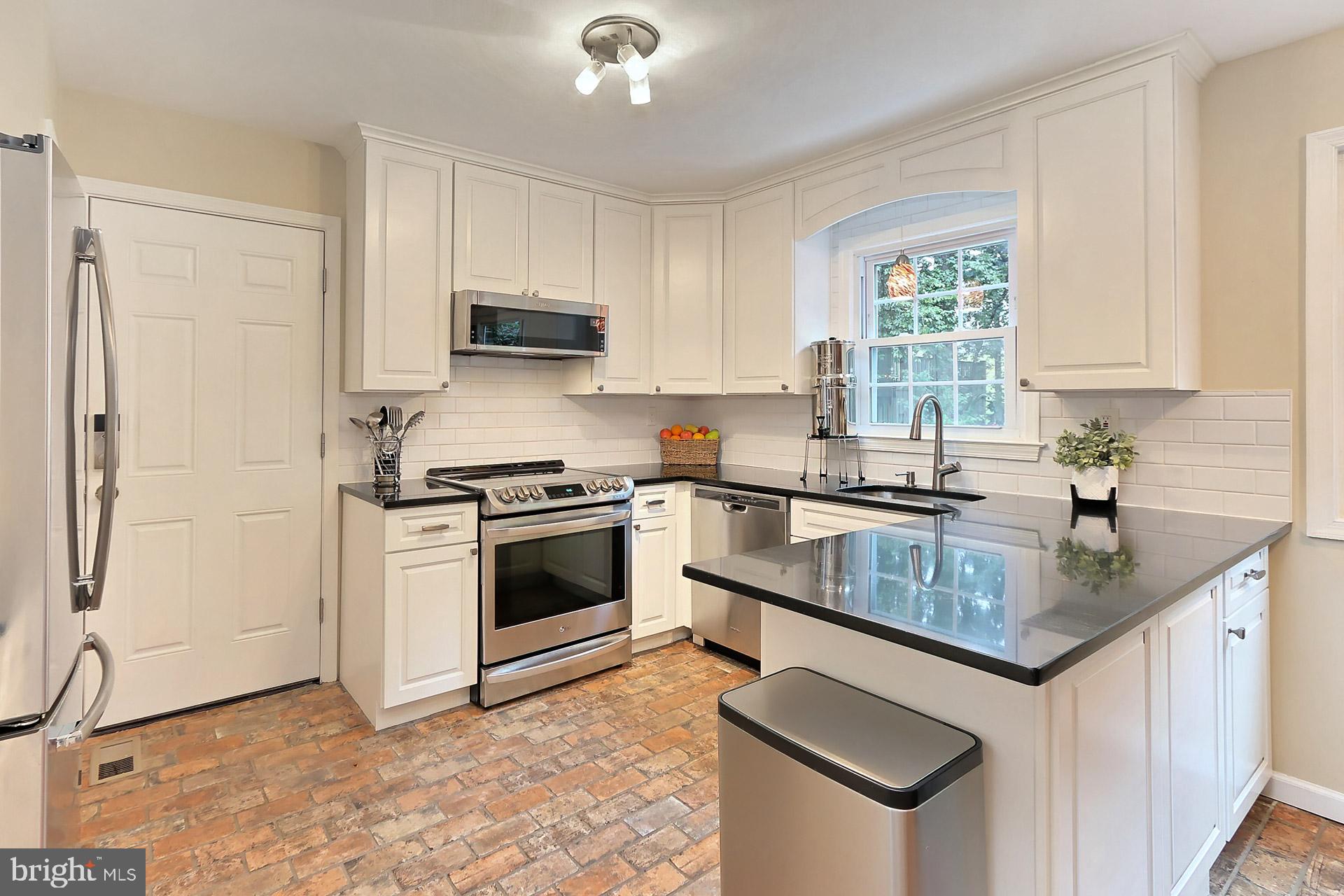 8108 Viola Street Springfield, VA 22152 - Photo 9 of 61 New kitchen in 2018 w/42 inch cabinets & granite