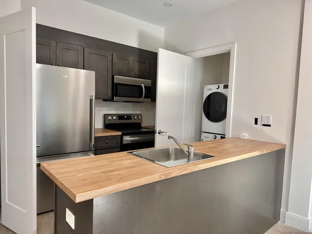 $3,895 | 362 West Merrick Road, Unit 208, Valley Stream, NY 11580