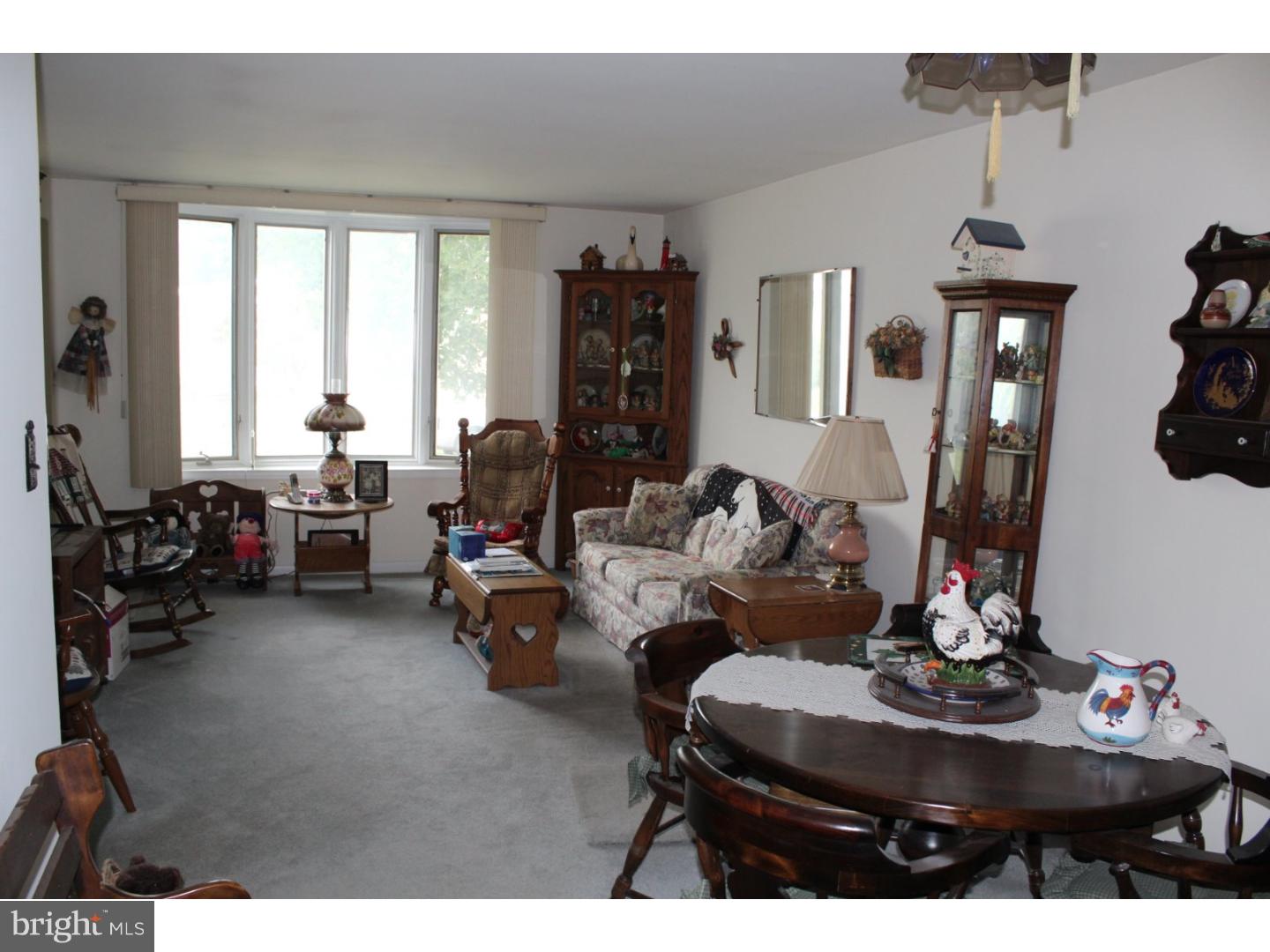 527 Palmer Road Conshohocken, PA 19428 - Photo 8 of 15 Living Room