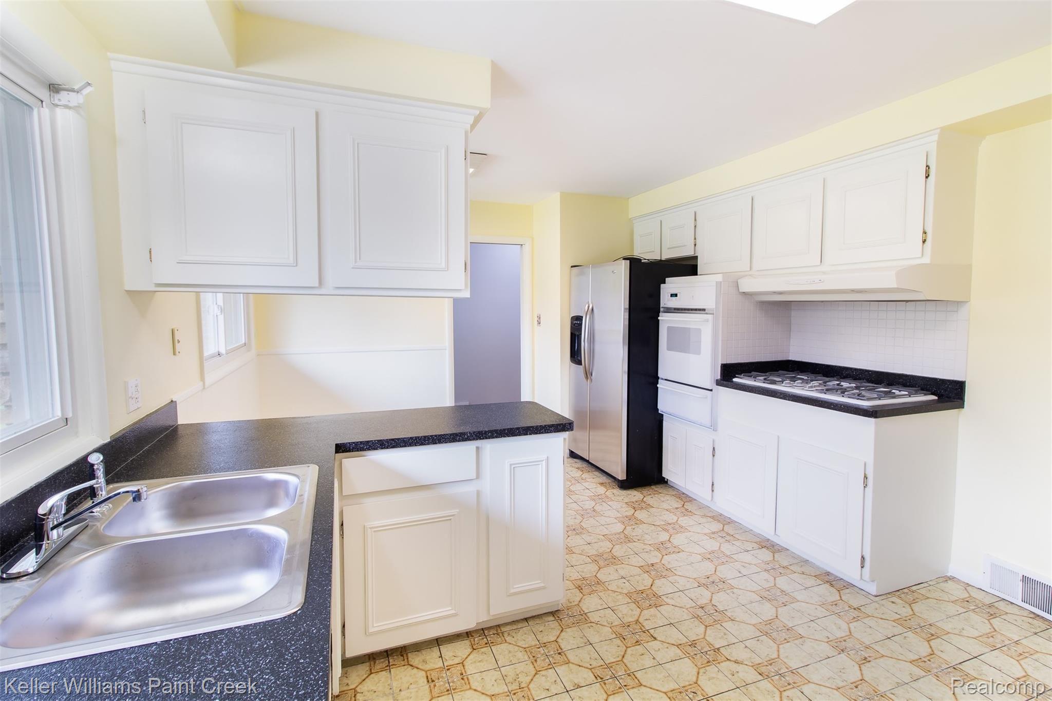 28400 Westerleigh Road Farmington, MI 48334 - Photo 8 of 37 WesterleighRd_28400_Kitchen_06.jpg