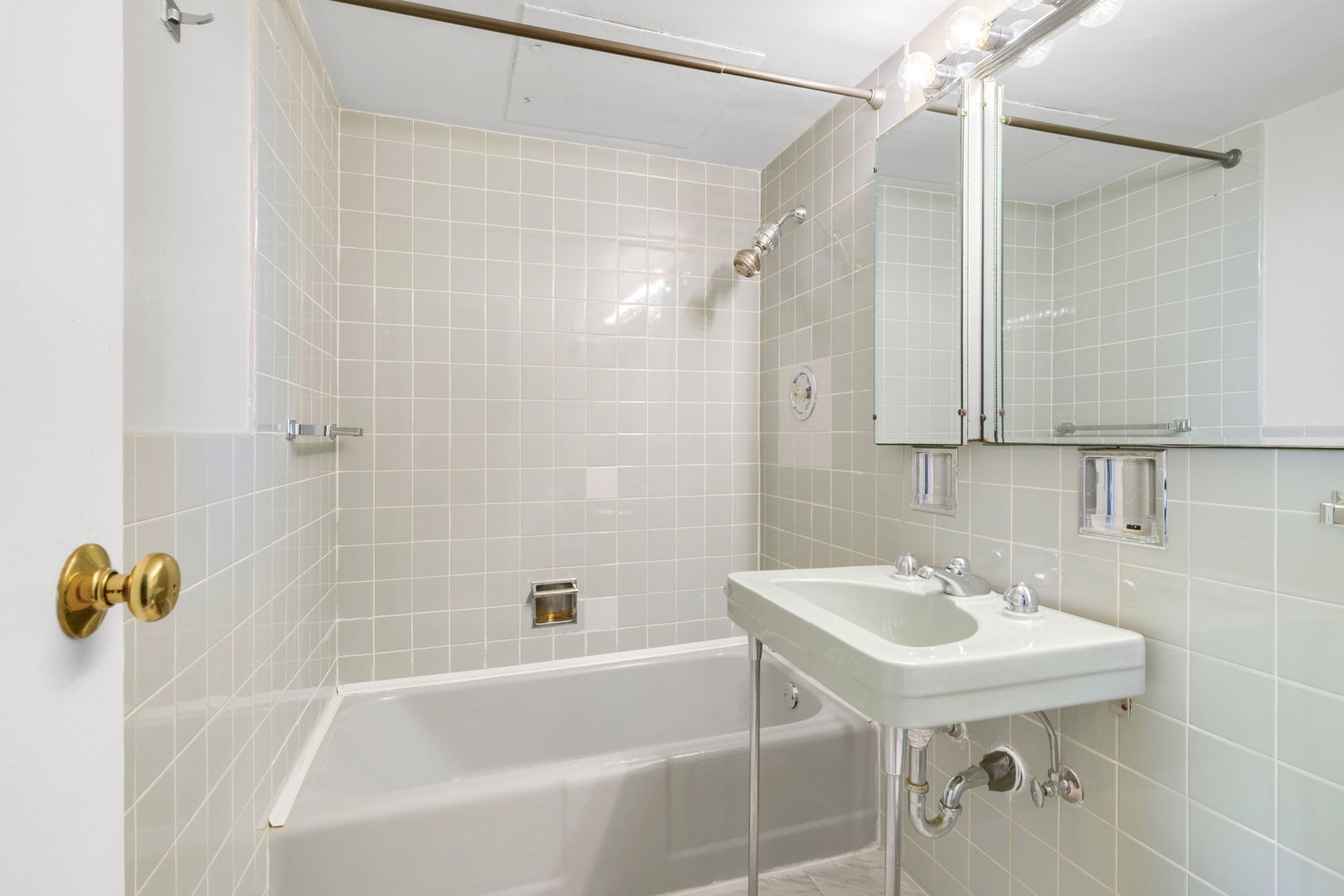 253 East Delaware Place, Unit 22B Chicago, IL 60611 - Photo 9 of 14