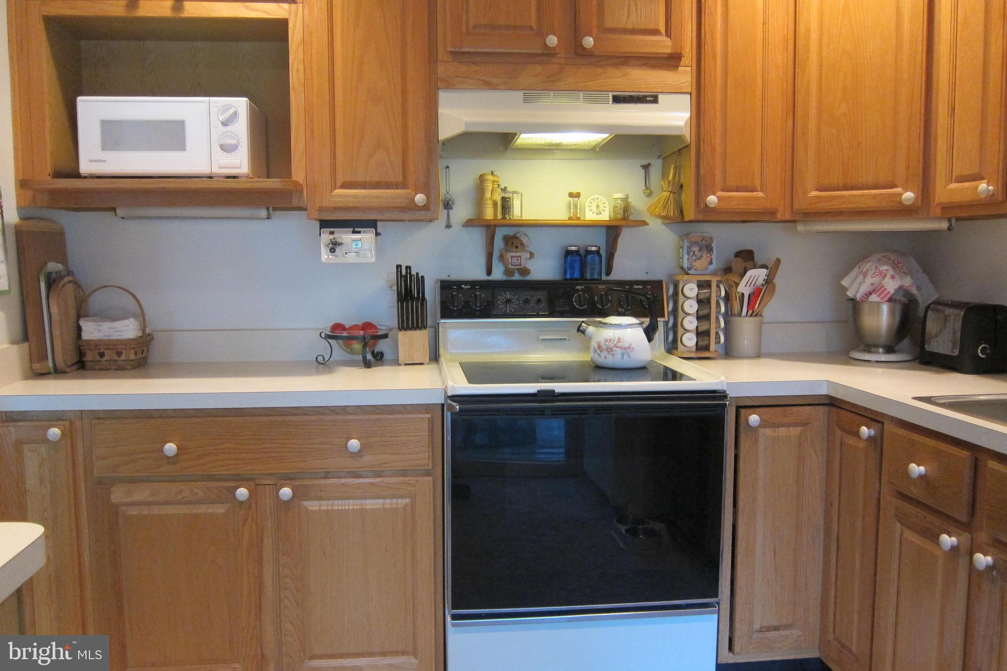 8225 Crown Court Road Alexandria, VA 22308 - Photo 12 of 57 Kitchen