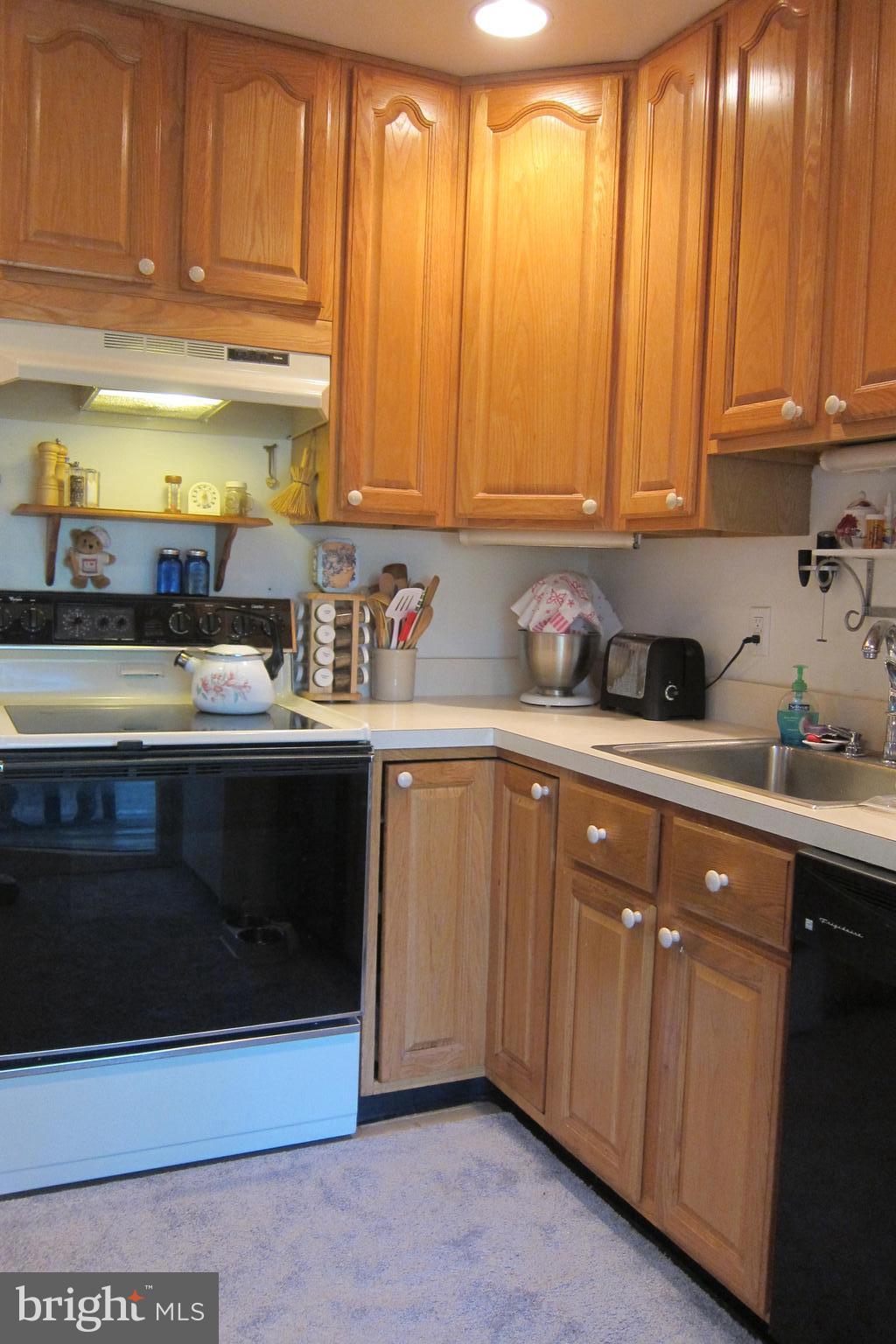 8225 Crown Court Road Alexandria, VA 22308 - Photo 13 of 57 Kitchen