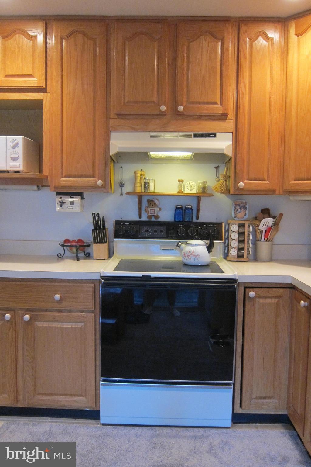 8225 Crown Court Road Alexandria, VA 22308 - Photo 15 of 57 Kitchen