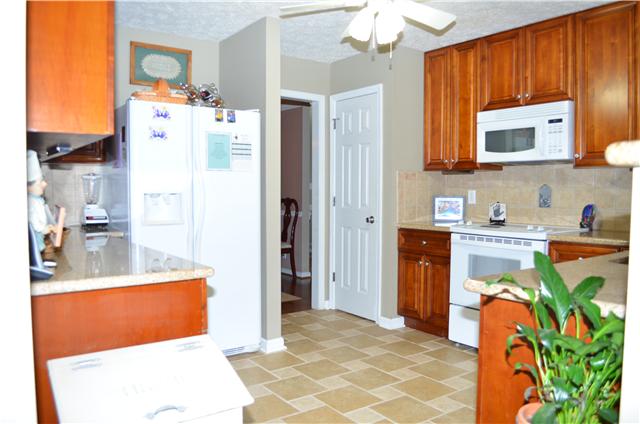 1821 Springs Inn Road Clarksville, TN 37043 - Photo 5 of 20 Large Open Kitchen with Bar and Granite counter tops