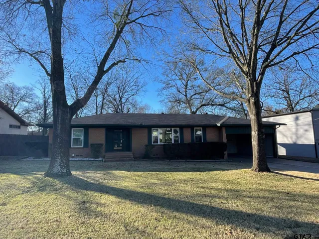 a view of house with a yard