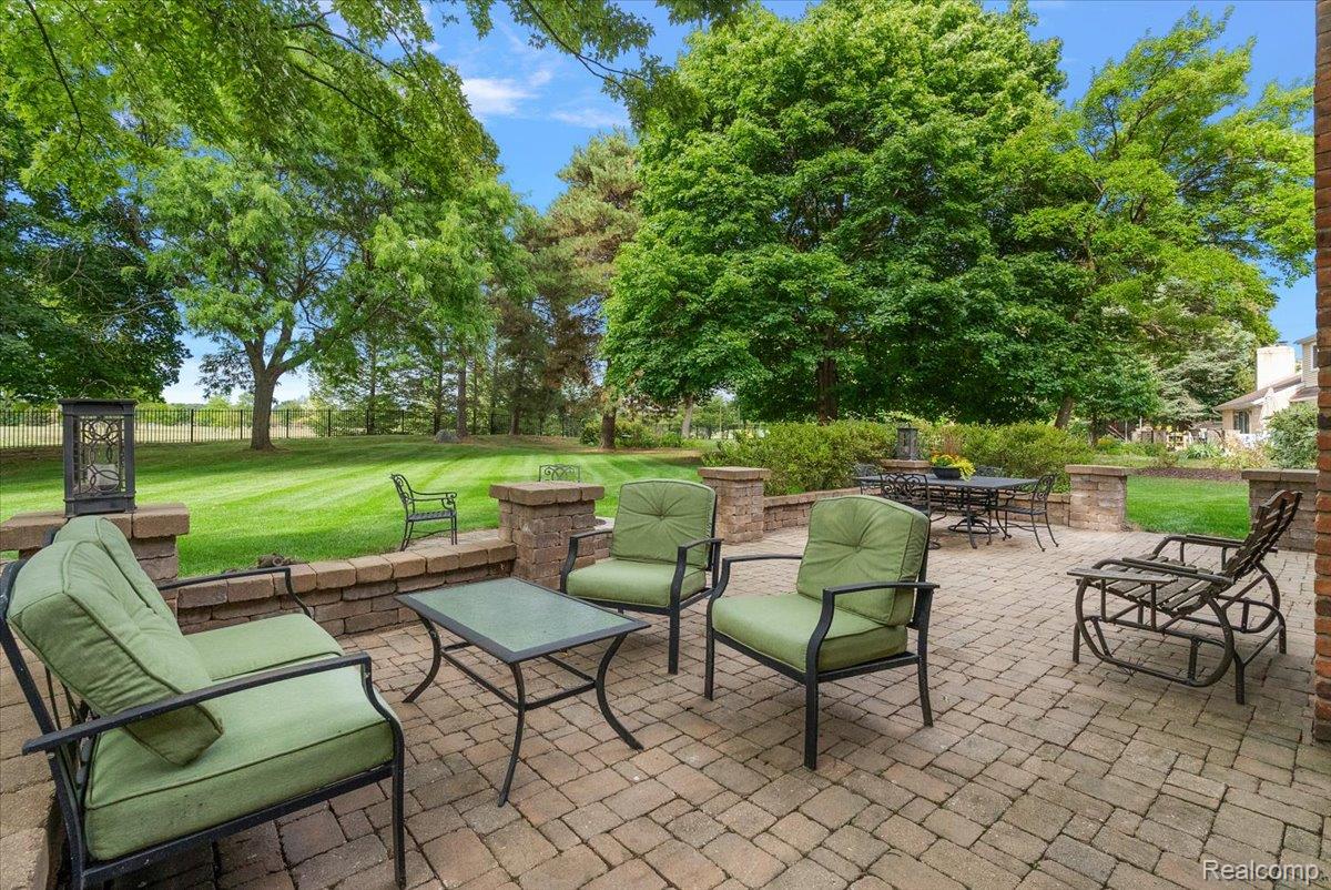 5033 Aintree Court Rochester, MI 48306 - Photo 20 of 64 Paver patio