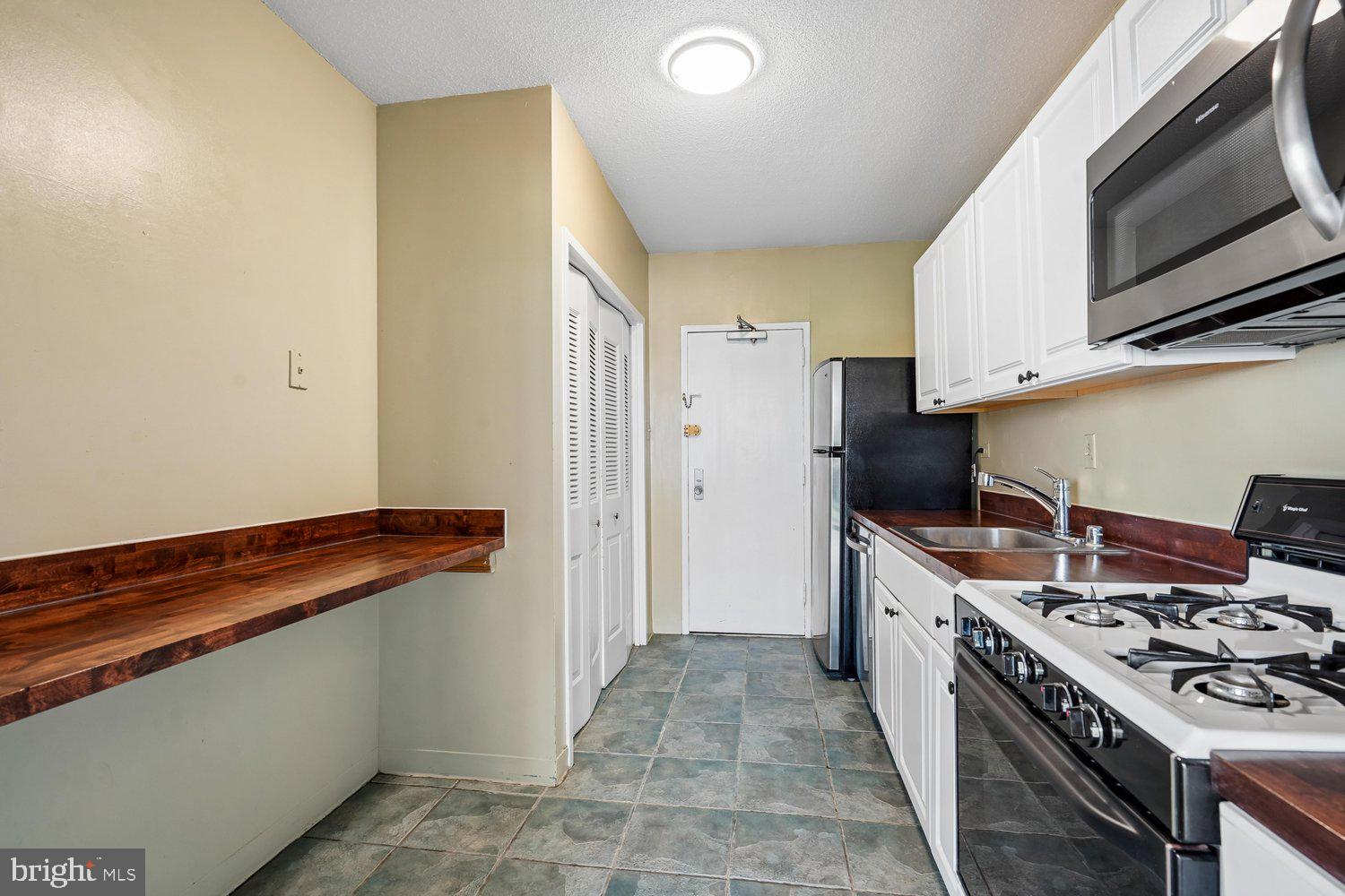 4141 North Henderson Road, Unit 904 Arlington, VA 22203 - Photo 17 of 46 Kitchen