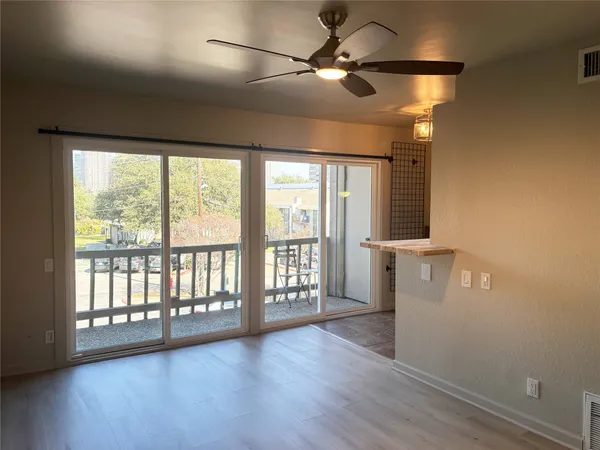 $1,690 | 620 South 1st Street, Unit 201, Austin, TX 78704