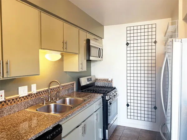 $1,550 | 620 South 1st Street, Unit 201, Austin, TX 78704