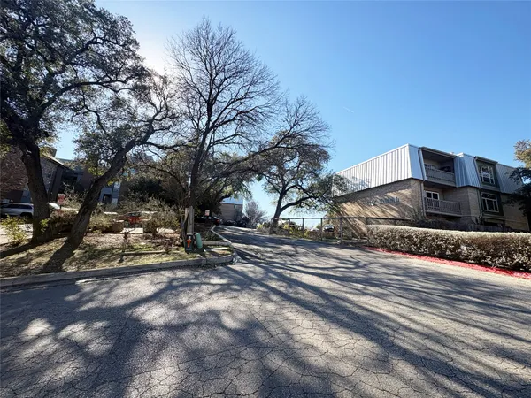 $1,690 | 620 South 1st Street, Unit 201, Austin, TX 78704