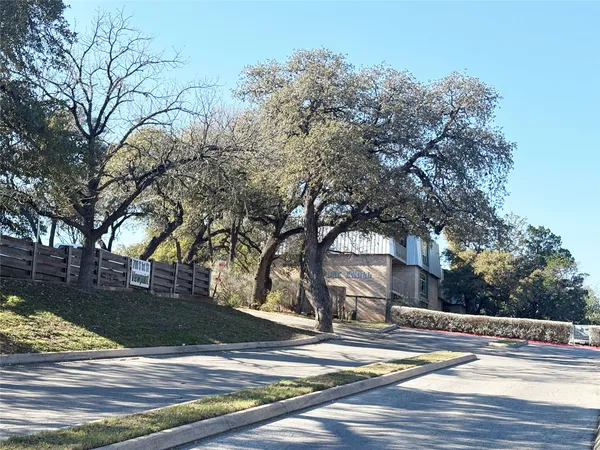 $1,690 | 620 South 1st Street, Unit 201, Austin, TX 78704