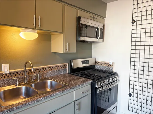 $1,690 | 620 South 1st Street, Unit 201, Austin, TX 78704