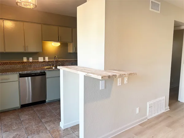 $1,690 | 620 South 1st Street, Unit 201, Austin, TX 78704