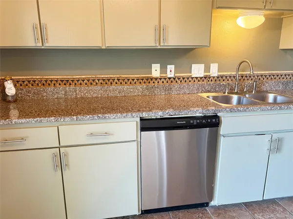 $1,690 | 620 South 1st Street, Unit 201, Austin, TX 78704