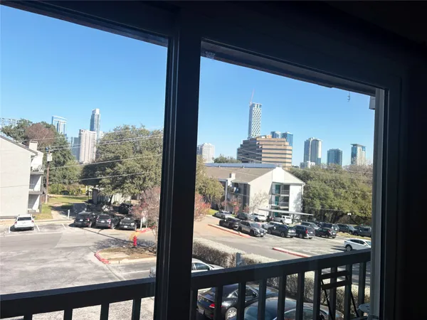 $1,690 | 620 South 1st Street, Unit 201, Austin, TX 78704